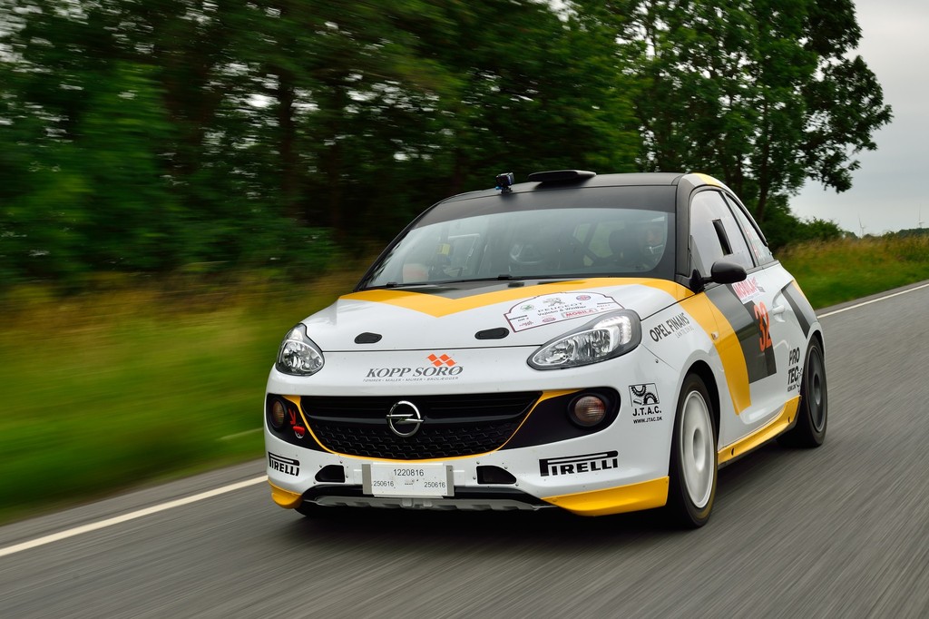 På vej mod sejren i deres klasse kørte Jacob Madsen og Line Lykke Jensen den lille Opel ADAM R2 ind på placeringer mellem nr. 5 og 7 på hastighedsprøverne blandt langt hurtigere biler.
(Foto: Michael Eisenberg)